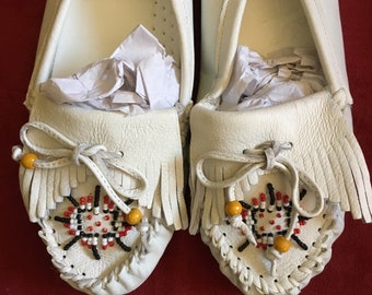 Vintage White Leather Southwestern Style Rockabilly Moccasins Size 8