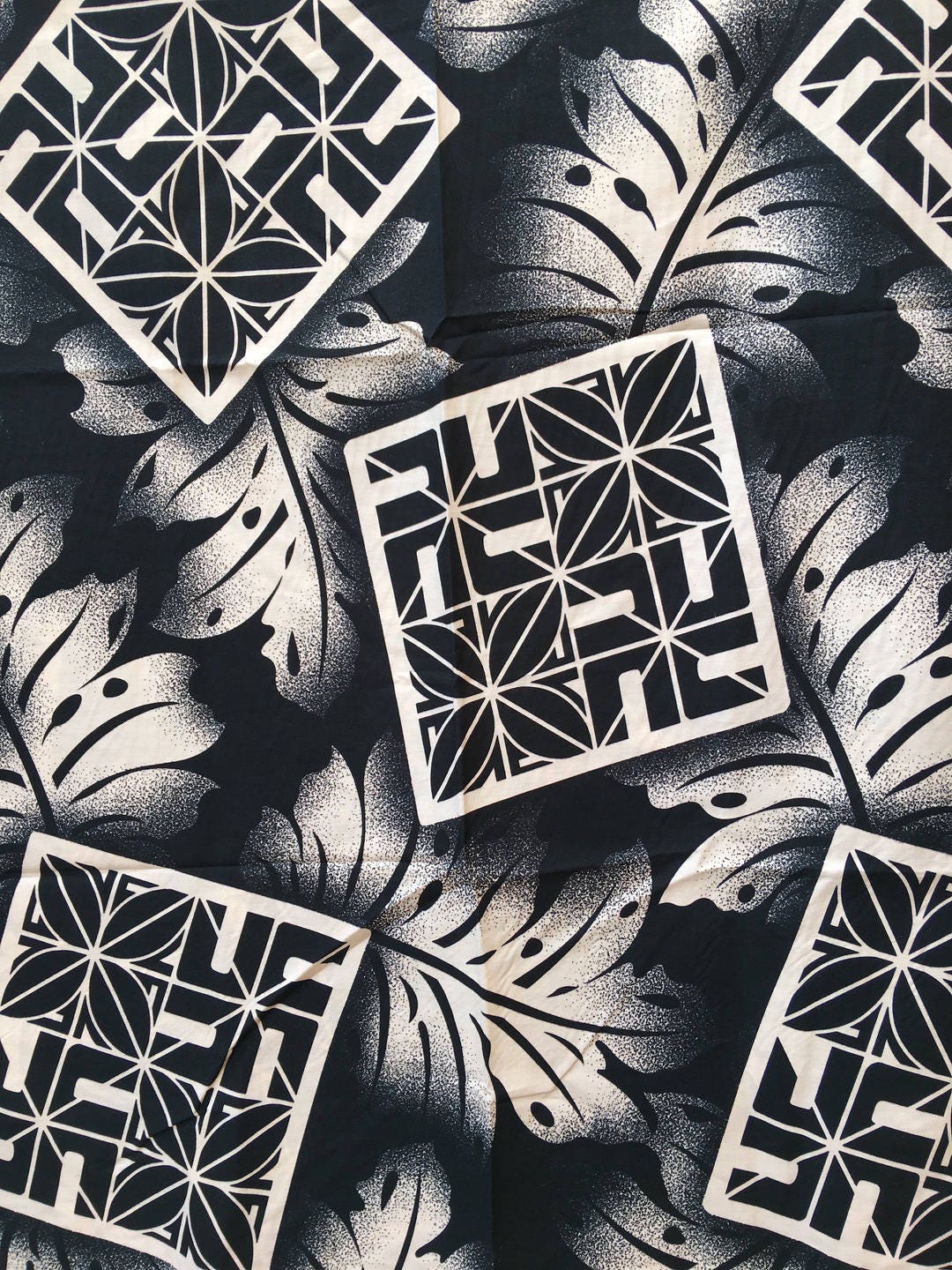 Tissu polyn sien Noir et blanc  motifs  de Maori et