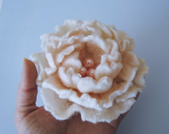 Felted flower brooch. White flower. Vintage style.. Felt flower pin,Felted wool flowers. Felt brooch.Gift for her, weeding gift