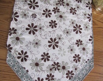 Reversible tablerunner - Cosmos in light green/brown on cream background