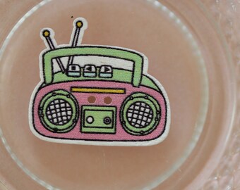 button wood radio K7 pink and green