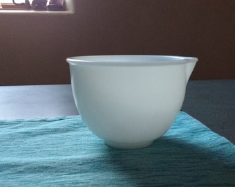 Vintage Pyrex Milk glass mixing bowl with spout.