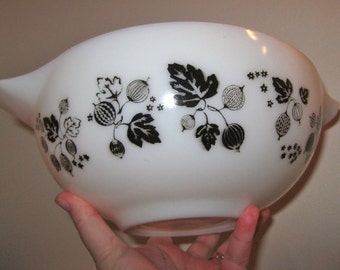 large VINTAGE white milk glass pyrex Cinderella mixing bowl Gooseberry pattern unused condition
