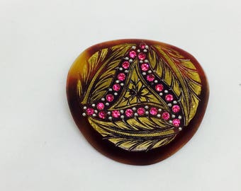 Brooch plastic difucult to find 1950