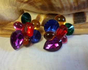 Classic colored plastic beaded pierced earrings