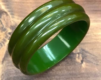 Vintage Rare 1930's 1940's Unique Ridged Carved emerald or kelly Green Bakelite bangle bracelet