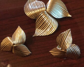 Gorgeous large vintage gold broach earring set