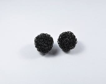 PE149 - Set of 2 black metal round beads