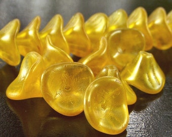 Buttercup Czech Glass Bead Three Petal Flower : 12 Yellow Flower Beads