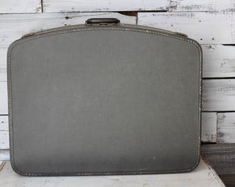 Vintage Green Suitcase / Green Vintage Suitcase / Vintage Farmhouse Decor Suitcase / Vintage Wedding Suitcase Prop for Cards / Favors