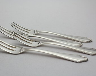 4 cake forks, trays, cutlery