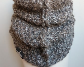 Infinity knitted scarf, Knit scarf, bulky scarf, tube scarf, chunky cowl, circle scarf, Oversized scarf, Infinity scarf