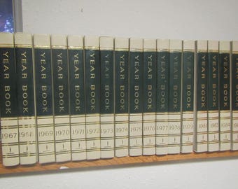 WORLD BOOK ENCYCLOPEDIA Yearbooks , Choice of 1967, 68,69,70,71,72,73,74,75,76,77,78,79,80, 81,83,84,86,87,88,89,90,91,92,93,94,95,96,97,98
