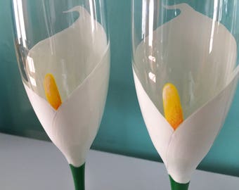 Hand Painted Calla Lily Wedding Glasses - Set of 2, champagne flutes, toasting flutes, white Lily, flower glasses, wedding champagne glasses