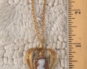 Necklace Cameo in Heart Gold