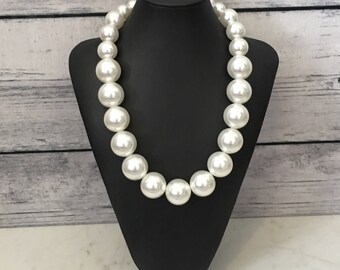 LARGE PEARL NECKLACE Graduated Pearl Necklace White Pearl Necklace Chunky Pearl Necklace Big Pearl Necklace Modern Pearl Necklace Large
