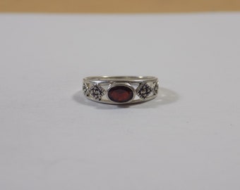 Beautiful sterling silver and garnet midi ring size 6