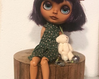 Blythe custom with articulated body and purple hair, Blythe custom with articulated body and purple hair