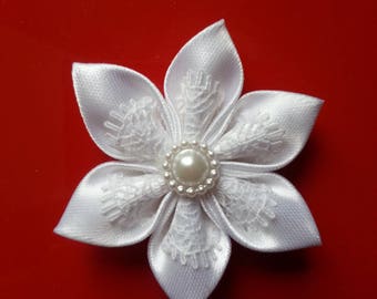 5 cm fleur satin et dentelle blanche petales pointus