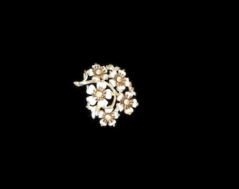 Vintage White Lucite and Silver Tone Flower Bouquet Brooch / Pin. White Flowers with Clear Rhinestones. 1960s Era.