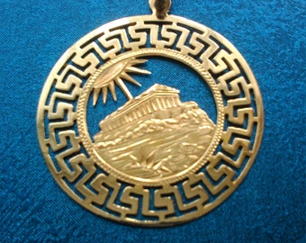 14ct yellow gold Greek Coliseum pendant