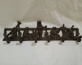 Cast iron frog band coat hook