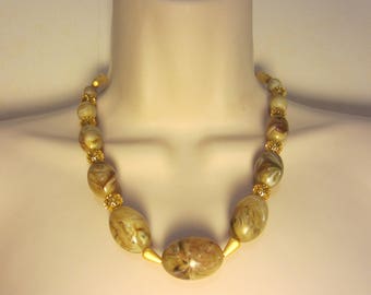Necklace Beige and gold