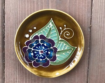 Wheel thrown and slip trailed spoon rest
