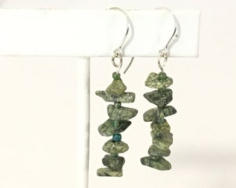Green Serpentine Chips Dantgle Earrings 925 Sterling Silver gw16-397