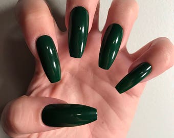 Mistletoe Green Acrylic Nails