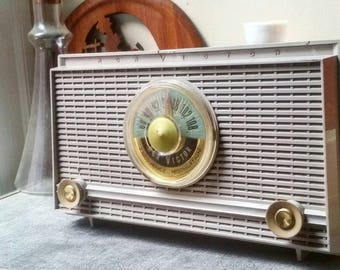 Vintage RCA Victor Transistor Radio || Sold AS IS