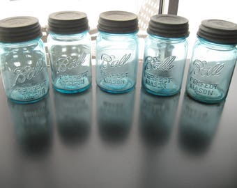 Set of 5 Vintage Blue Ball Perfect Mason Pint Canning Jars With Zinc Lids, Weddings, Storage, Lighting, Crafts