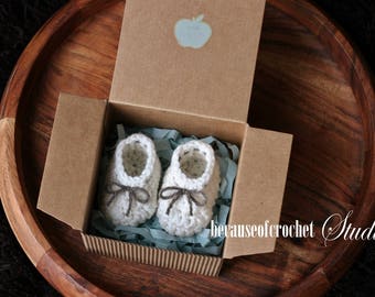 Newborn baby booties in gift box. Baby crochet slippers. Baby Gender Reveal. Pregnancy Announcement. Ready to ship.