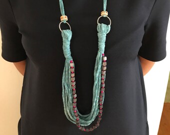 T-shirt necklace with beads