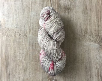 Grey with purple speckels - Hand dyed yarn, 100% Superwashed Merino wool 100 gram/ 400m