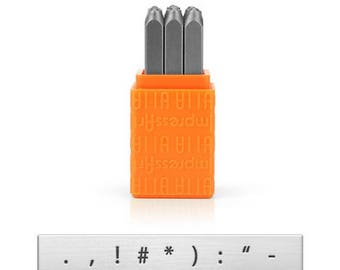 Signes de ponctuation métal Stamp Set ImpressArt Basic SAN SERIF 2,5 mm pour main estampage - 9 modèles différents avec étui de rangement - AA215