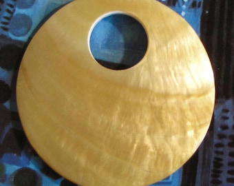 Very large mother-of-pearl disc, white yellow, ø 7cm, shell disc