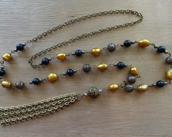 Collier de perle, pompon doré, noir Onyx, Pyrite, perles d’eau douce, Antique en laiton, bijoux pompons, comme on le voit sur l’acteur Stéphanie Drapeau