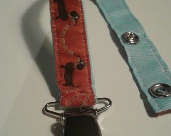 attache-sucette chien et saucisses