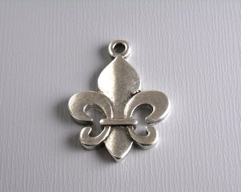 CHARM-SILVER-FLEURDELIS - 5 pcs of Fleur-de-lis Charms, Silver Plated, Lead & Nickel Free
