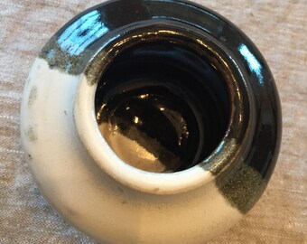 Black and white curved vase (small)