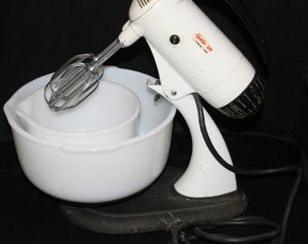 Vtg Sunbeam Mixmaster Mixer w/ Glassbake Milk Glass Mixing Bowls Small Appliance Mix Master Nesting