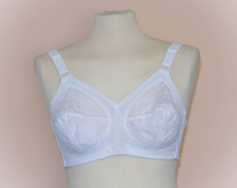 Vintage White Lace 1970s Bra. UK Size 42DD.