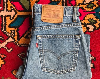 Vintage medium wash high rise Levi's 550 tapered leg mom jeans