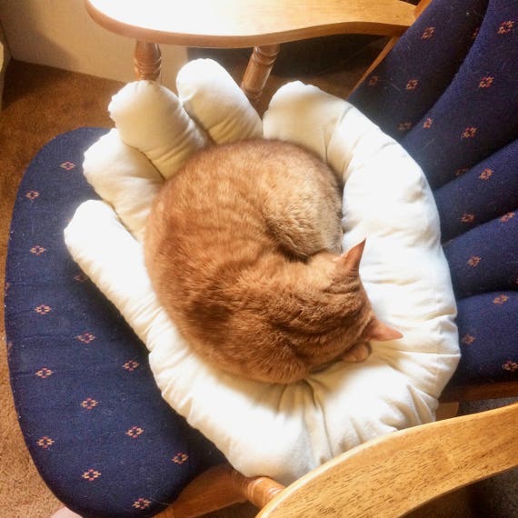 Hand-shaped cat bed