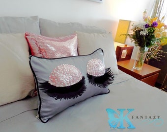 Housse de coussin beauté endormie. Oreiller de chambre à coucher. Coussin décoratif. Oreiller de coups de fouet. Coussin sequin. Maquilleuse. Cadeau de Saint Valentin