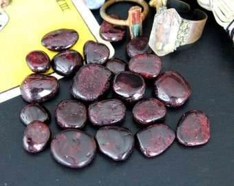 ONE Red Garnet Crystals - Chakra Healing Crystal, Romantic Gift For Boyfriend, Pocket Stone, Success In Business, Energy Healing, Wicca Gift