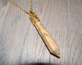 Necklace with pendant gemstone