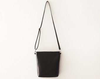 Black crossbody leather bag with zipper