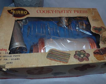 Vintage Mirro Cookie Cooky press in Box 1960s pastry spritz aluminum brass pastry 12 discs+ 3 tips + small pastry press decorator 358-am